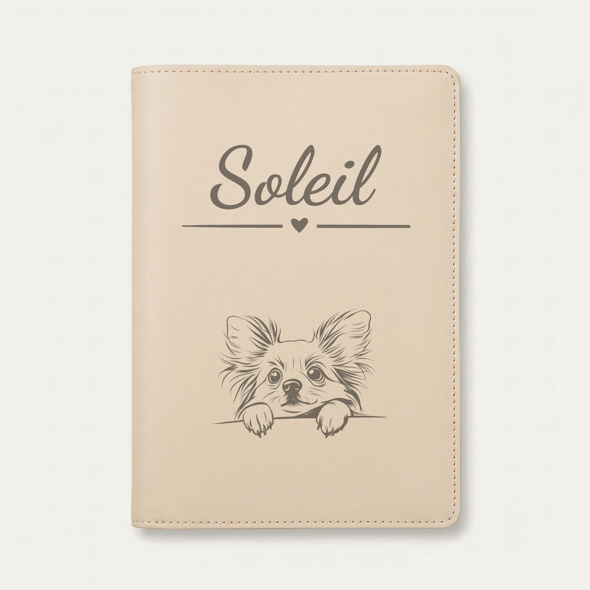 Protège carnet de santé chien personnalisé – Papillon — Crème vanille — Cœur — gravure « Soleil »