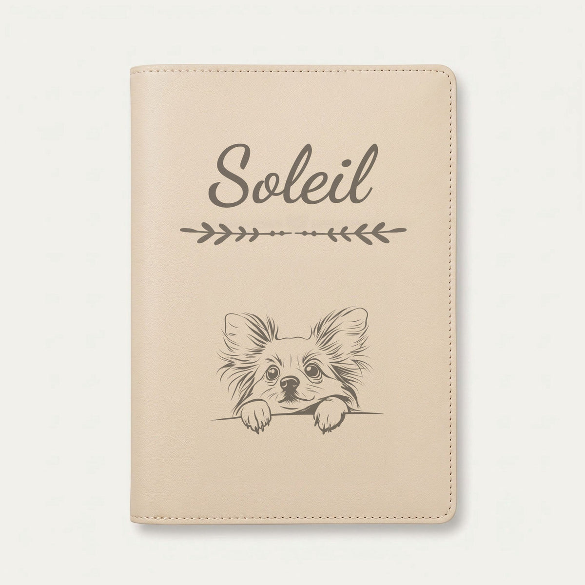 Protège carnet de santé chien personnalisé – Papillon — Crème vanille — Flèche — gravure « Soleil »