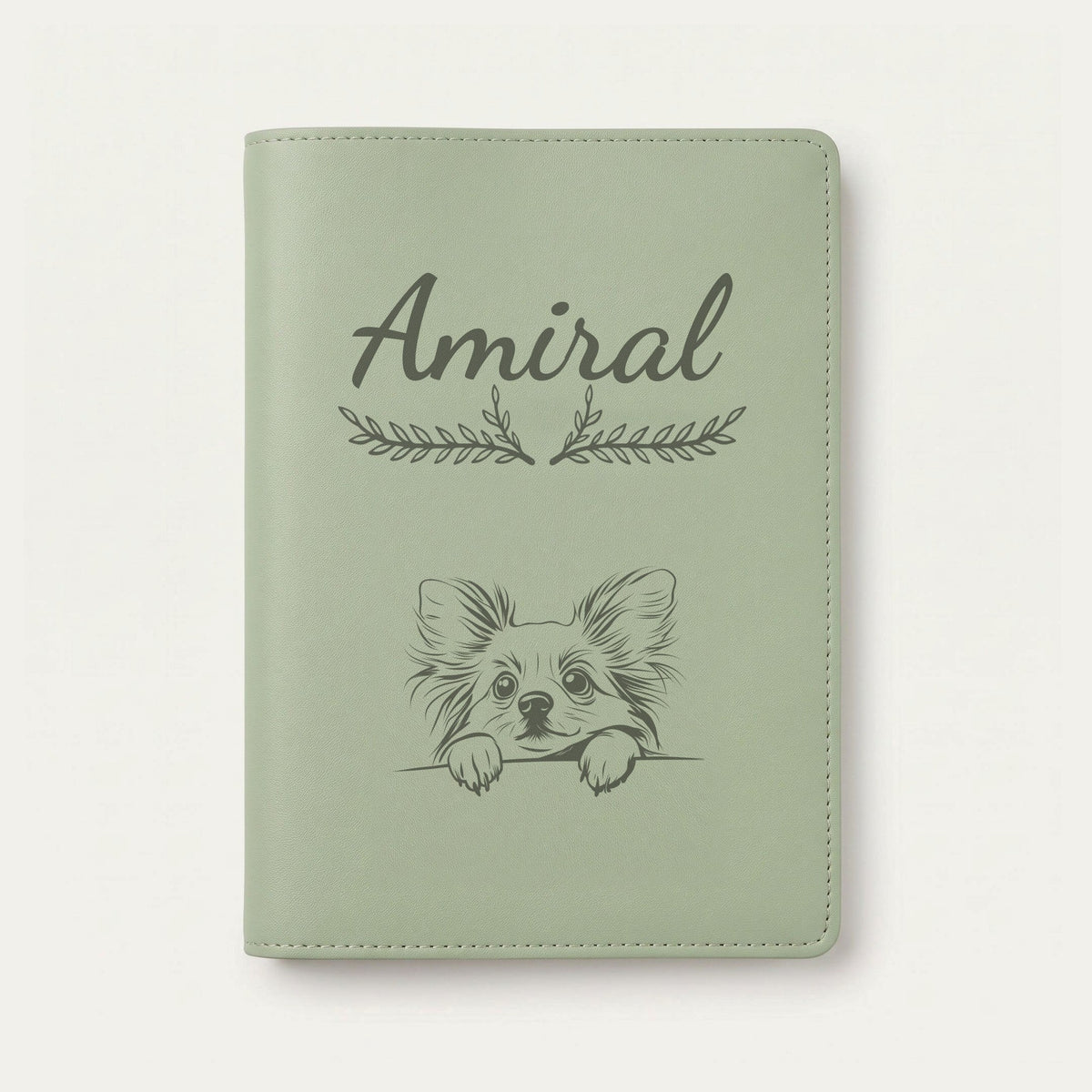Protège carnet de santé chien personnalisé – Papillon — Vert sauge — Bouquet — gravure « Amiral »