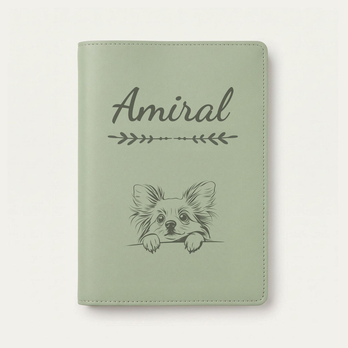 Protège carnet de santé chien personnalisé – Papillon — Vert sauge — Flèche — gravure « Amiral »