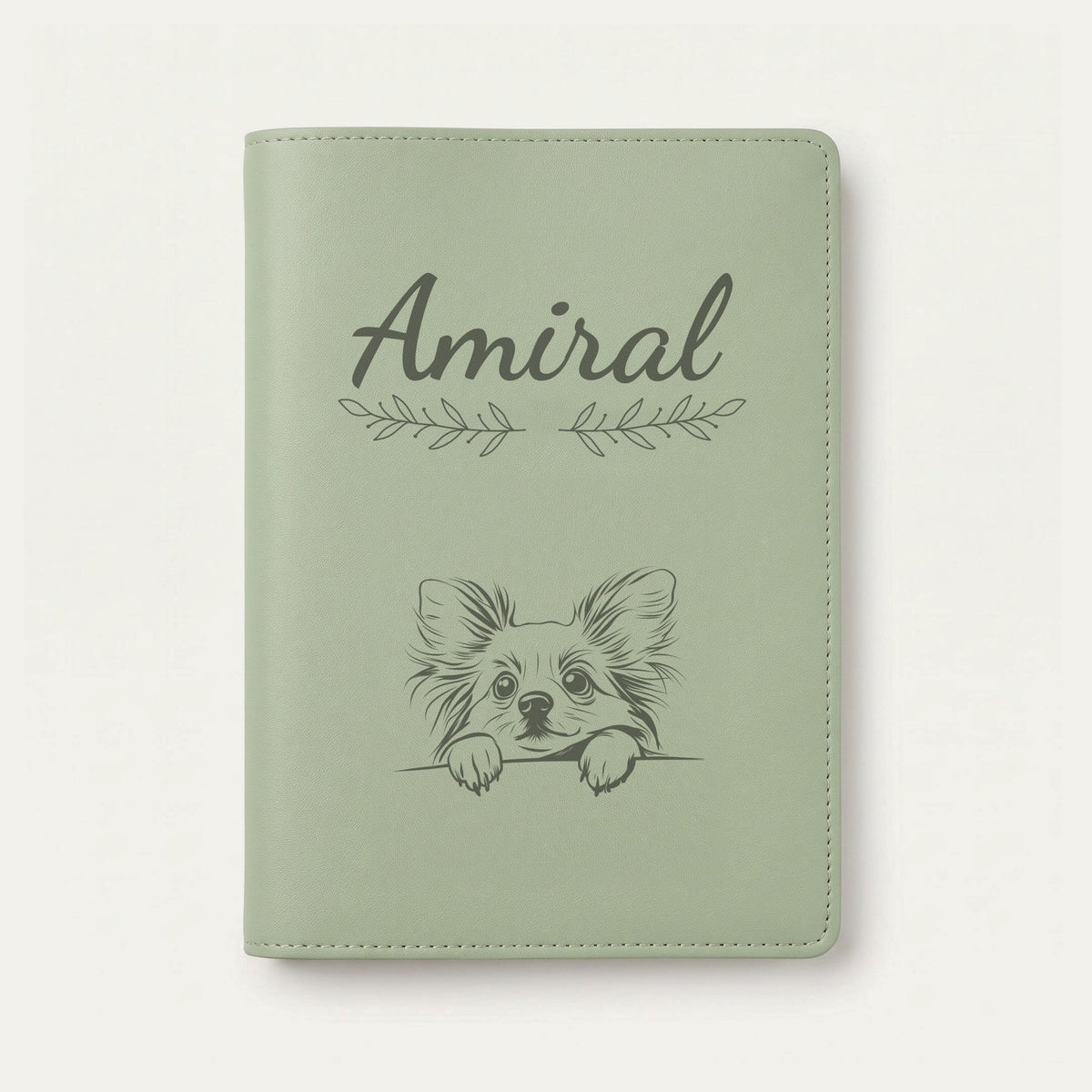 Protège carnet de santé chien personnalisé – Papillon — Vert sauge — Rameaux — gravure « Amiral »