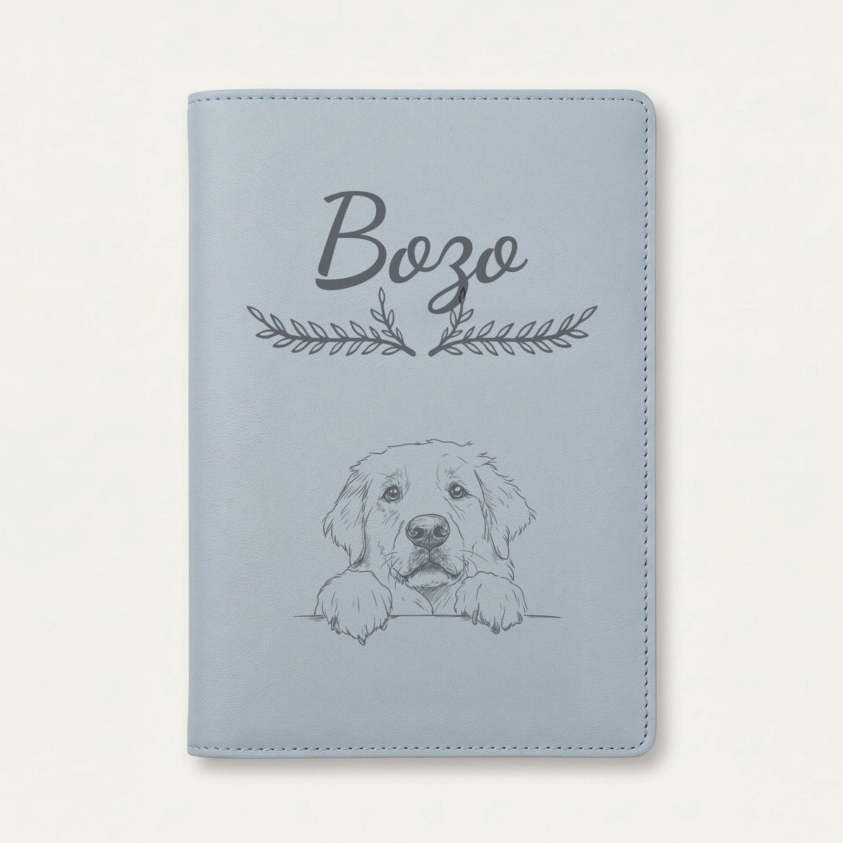 Protège carnet de santé chien personnalisé – Patou des Pyrénées — Bleu nuage — Bouquet — gravure « Bozo »