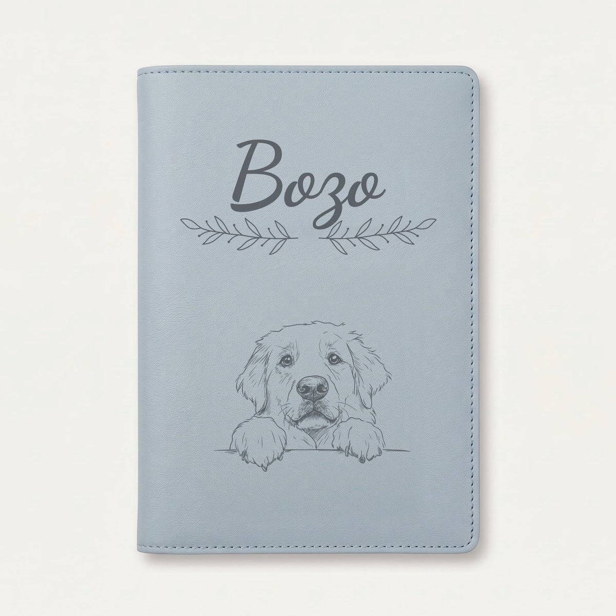 Protège carnet de santé chien personnalisé – Patou des Pyrénées — Bleu nuage — Rameaux — gravure « Bozo »