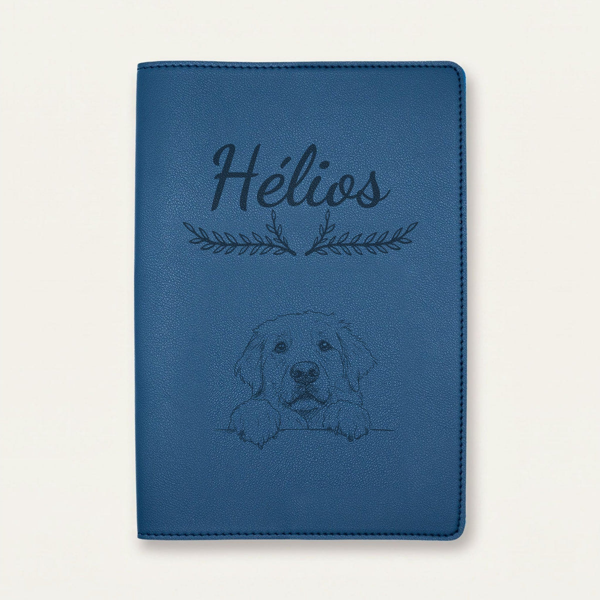 Protège carnet de santé chien personnalisé – Patou des Pyrénées — Bleu nuit — Bouquet — gravure « Hélios »