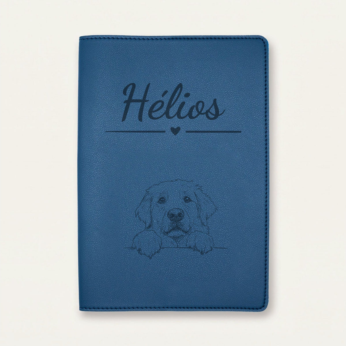 Protège carnet de santé chien personnalisé – Patou des Pyrénées — Bleu nuit — Cœur — gravure « Hélios »