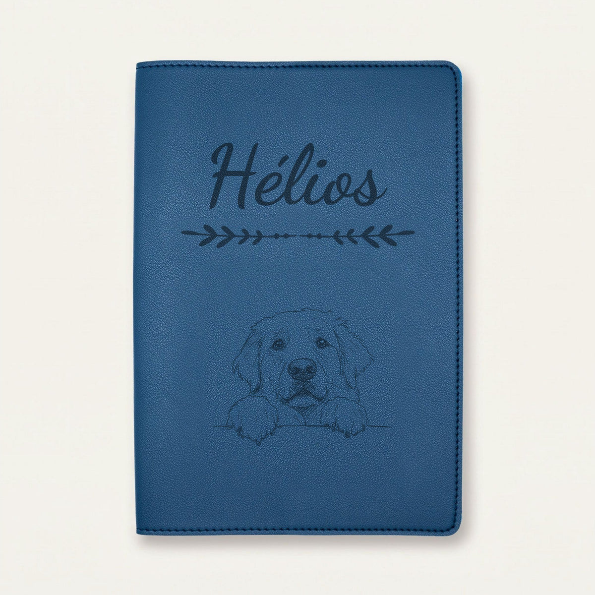 Protège carnet de santé chien personnalisé – Patou des Pyrénées — Bleu nuit — Flèche — gravure « Hélios »