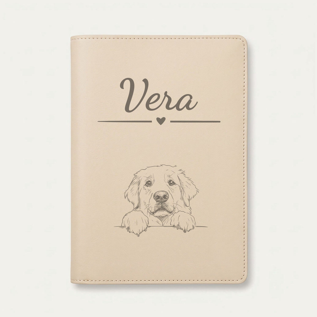 Protège carnet de santé chien personnalisé – Patou des Pyrénées — Crème vanille — Cœur — gravure « Vera »