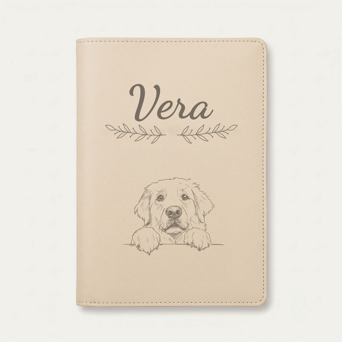 Protège carnet de santé chien personnalisé – Patou des Pyrénées — Crème vanille — Rameaux — gravure « Vera »