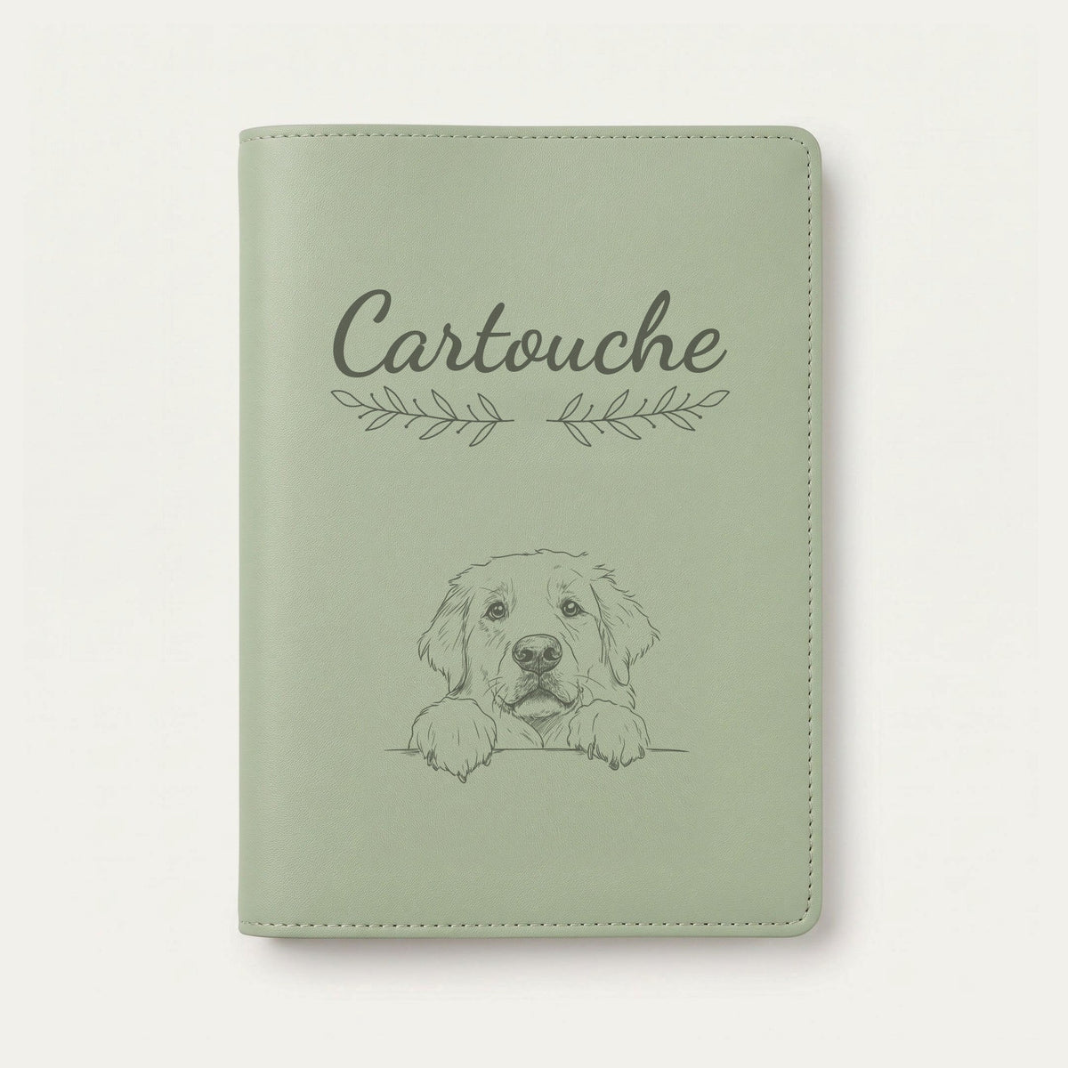 Protège carnet de santé chien personnalisé – Patou des Pyrénées — Vert sauge — Rameaux — gravure « Cartouche »