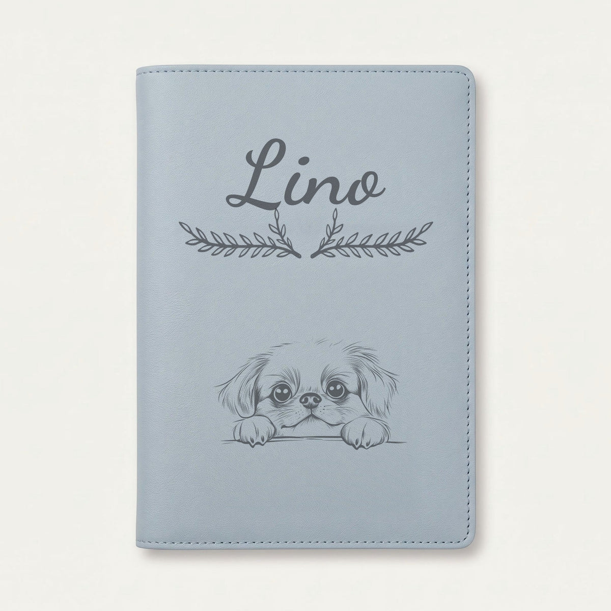 Protège carnet de santé chien personnalisé – Pékinois — Bleu nuage — Bouquet — gravure « Lino »