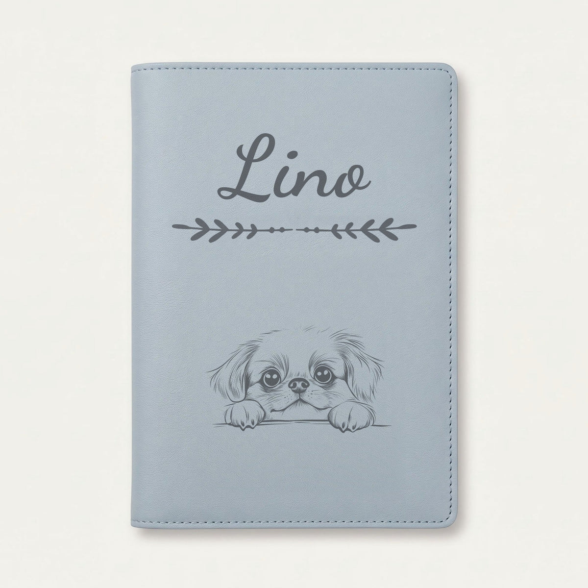 Protège carnet de santé chien personnalisé – Pékinois — Bleu nuage — Flèche — gravure « Lino »
