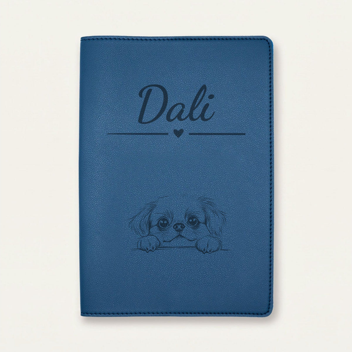 Protège carnet de santé chien personnalisé – Pékinois — Bleu nuit — Cœur — gravure « Dali »