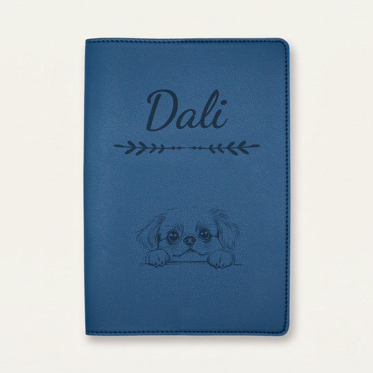 Protège carnet de santé chien personnalisé – Pékinois — Bleu nuit — Flèche — gravure « Dali »
