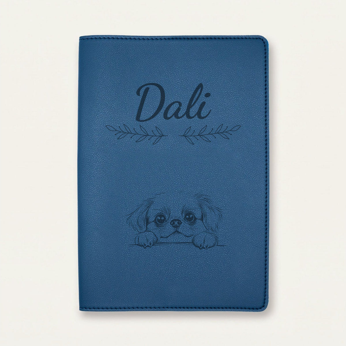Protège carnet de santé chien personnalisé – Pékinois — Bleu nuit — Rameaux — gravure « Dali »