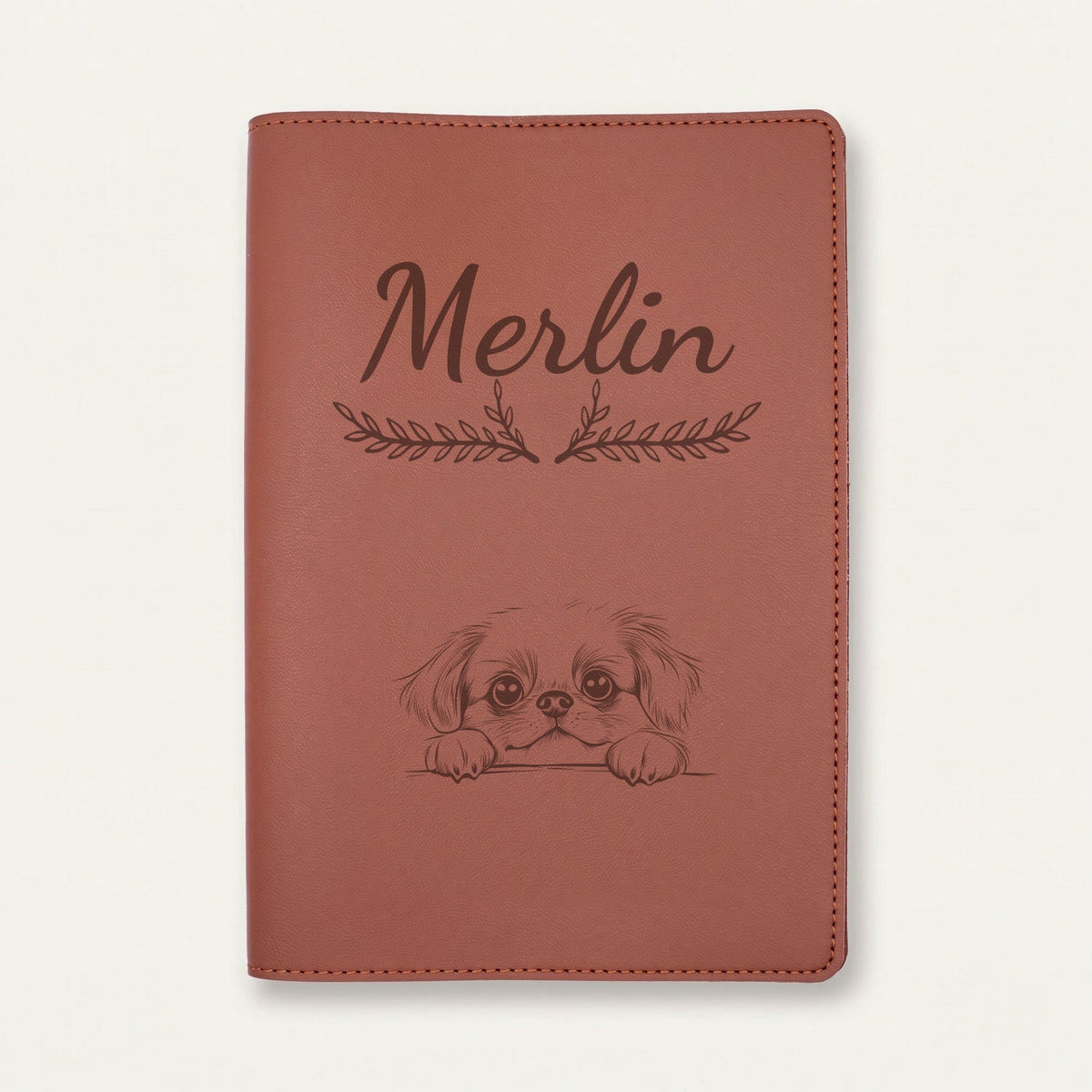 Protège carnet de santé chien personnalisé – Pékinois — Chocolat — Bouquet — gravure « Merlin »