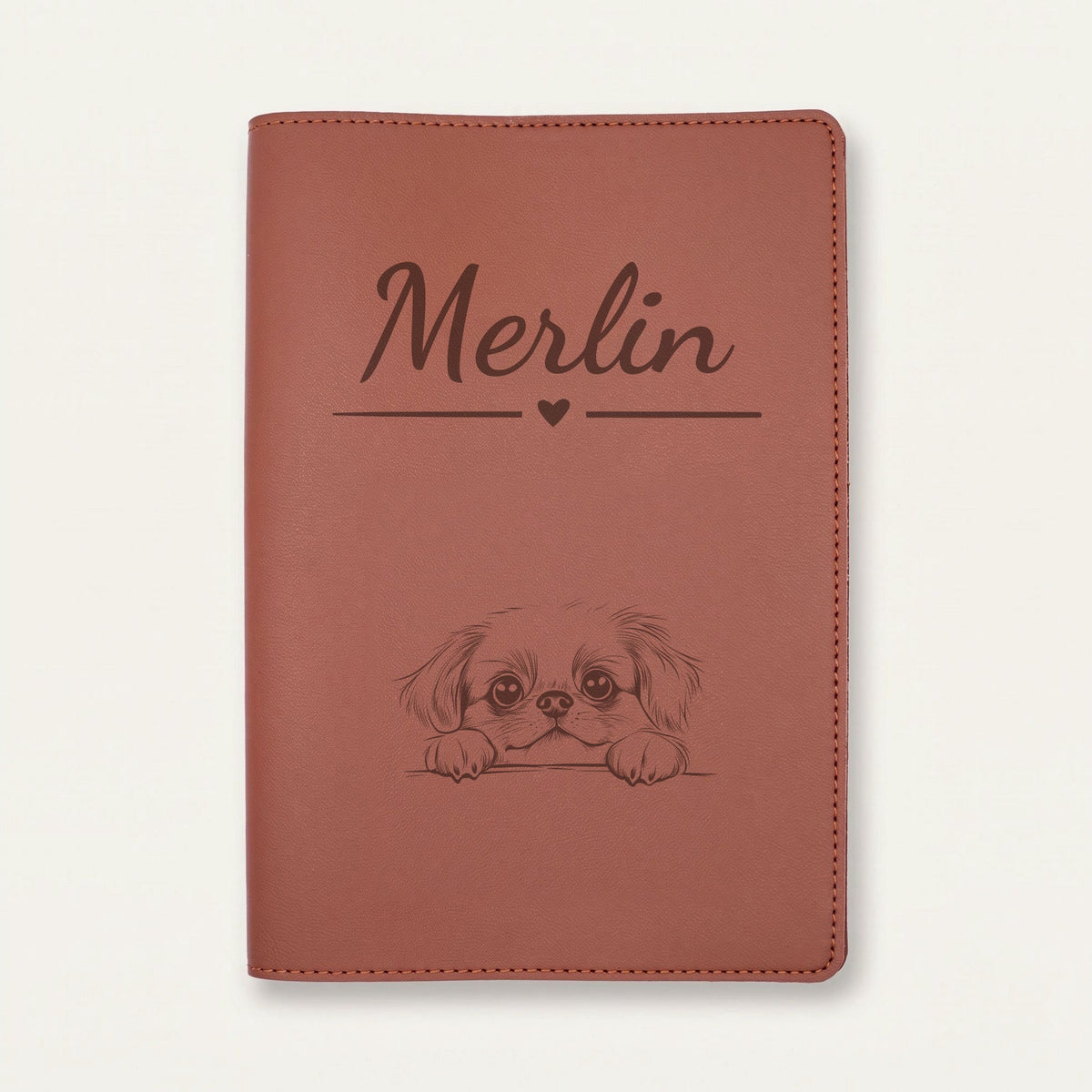 Protège carnet de santé chien personnalisé – Pékinois — Chocolat — Cœur — gravure « Merlin »