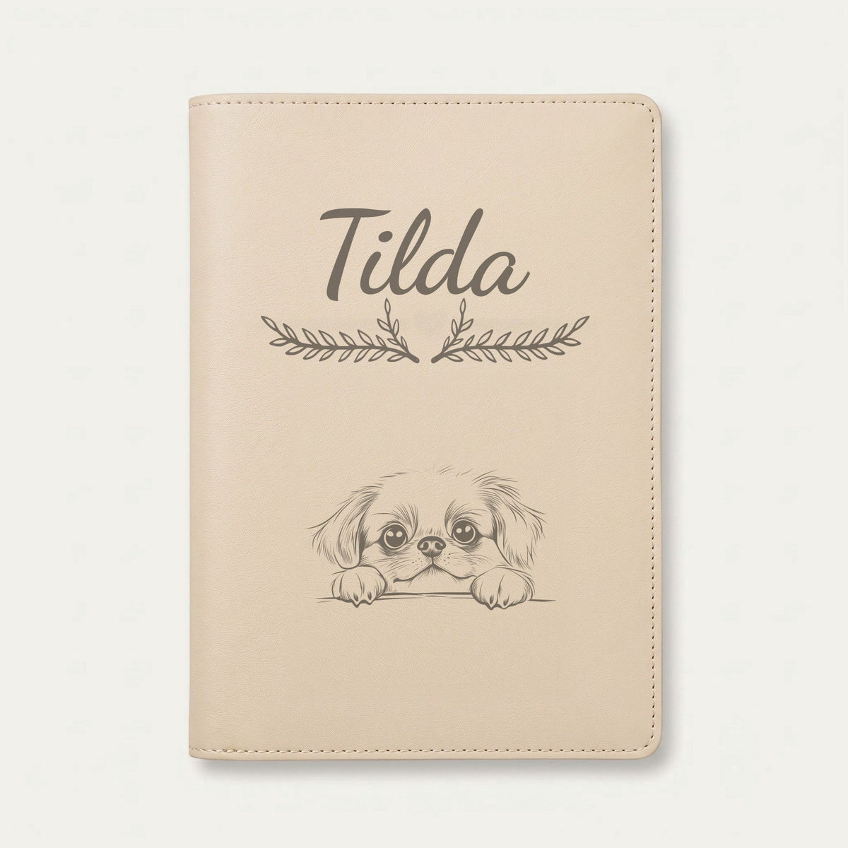 Protège carnet de santé chien personnalisé – Pékinois — Crème vanille — Bouquet — gravure « Tilda »