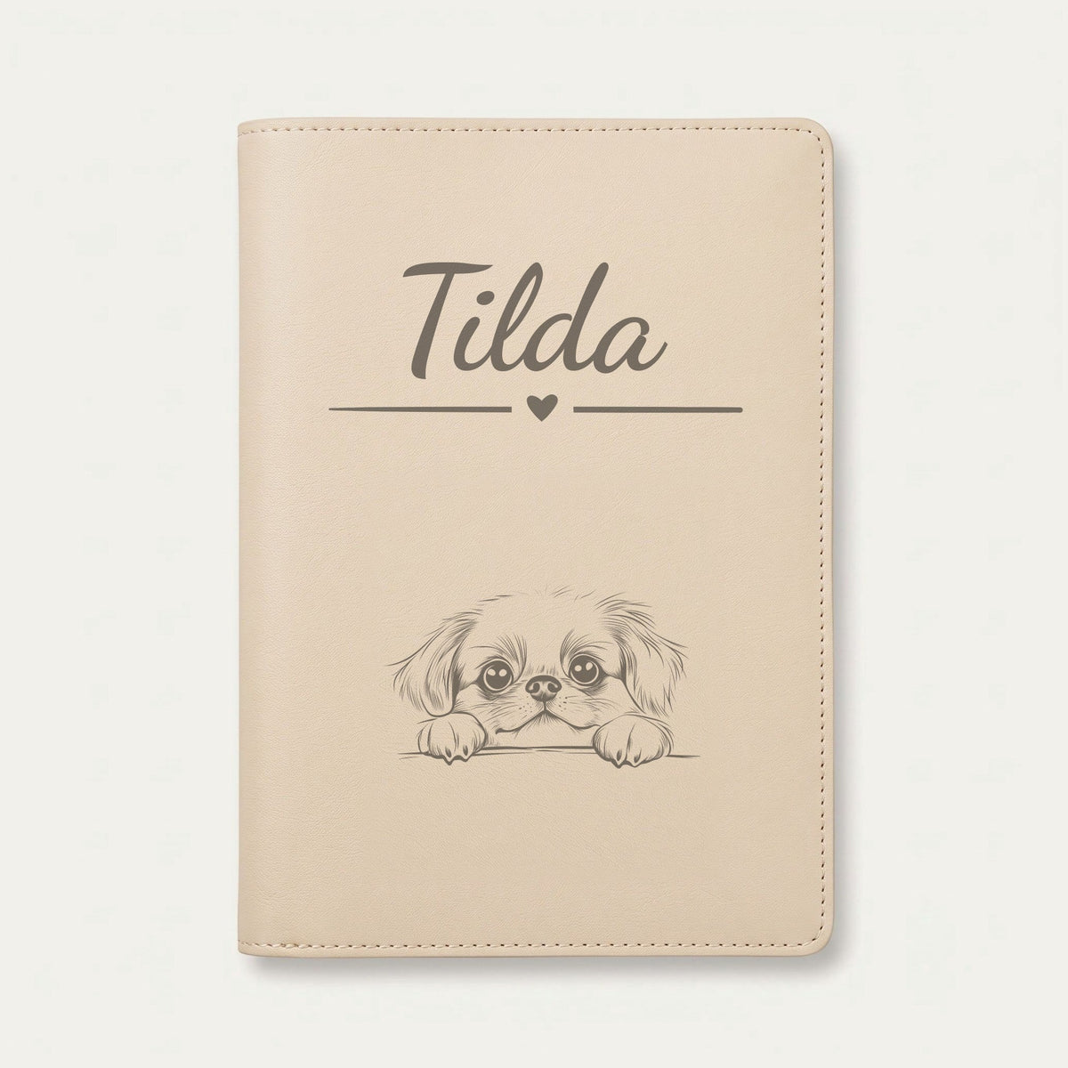 Protège carnet de santé chien personnalisé – Pékinois — Crème vanille — Cœur — gravure « Tilda »