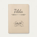 Protège carnet de santé chien personnalisé – Pékinois — Crème vanille — Flèche — gravure « Tilda »