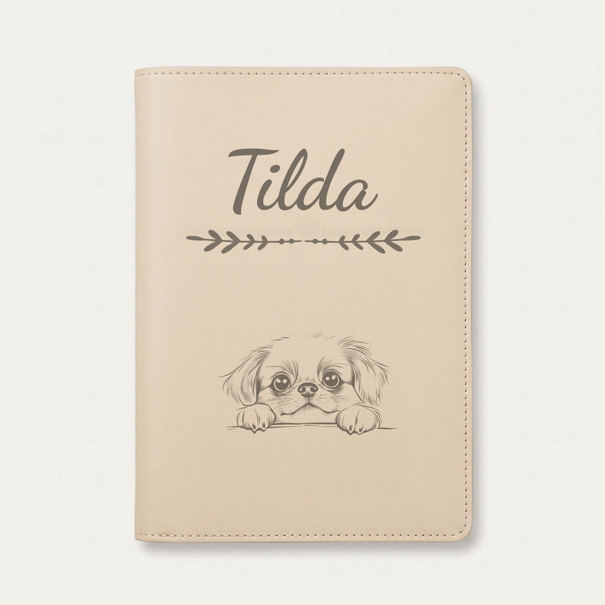 Protège carnet de santé chien personnalisé – Pékinois — Crème vanille — Flèche — gravure « Tilda »