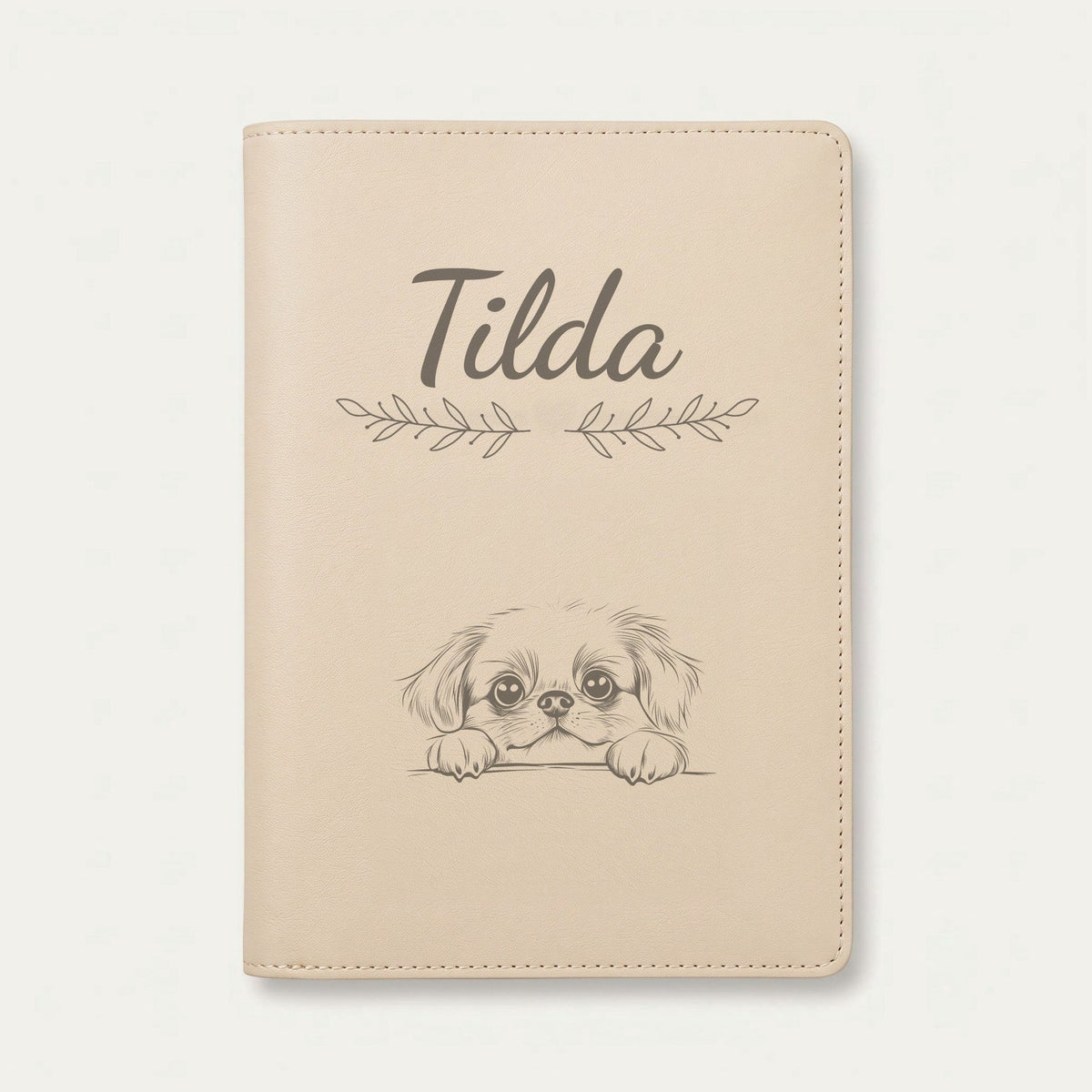 Protège carnet de santé chien personnalisé – Pékinois — Crème vanille — Rameaux — gravure « Tilda »