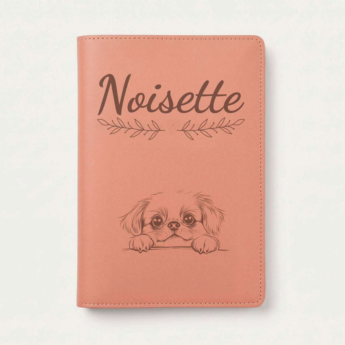 Protège carnet de santé chien personnalisé – Pékinois — Terracotta — Rameaux — gravure « Noisette »
