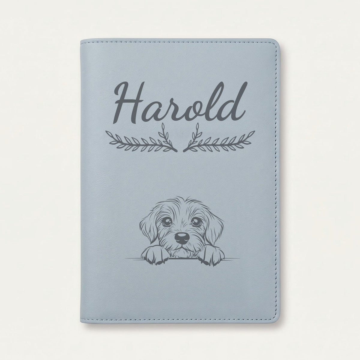 Protège carnet de santé chien personnalisé – Petit basset vendéen — Bleu nuage — Bouquet — gravure « Harold »