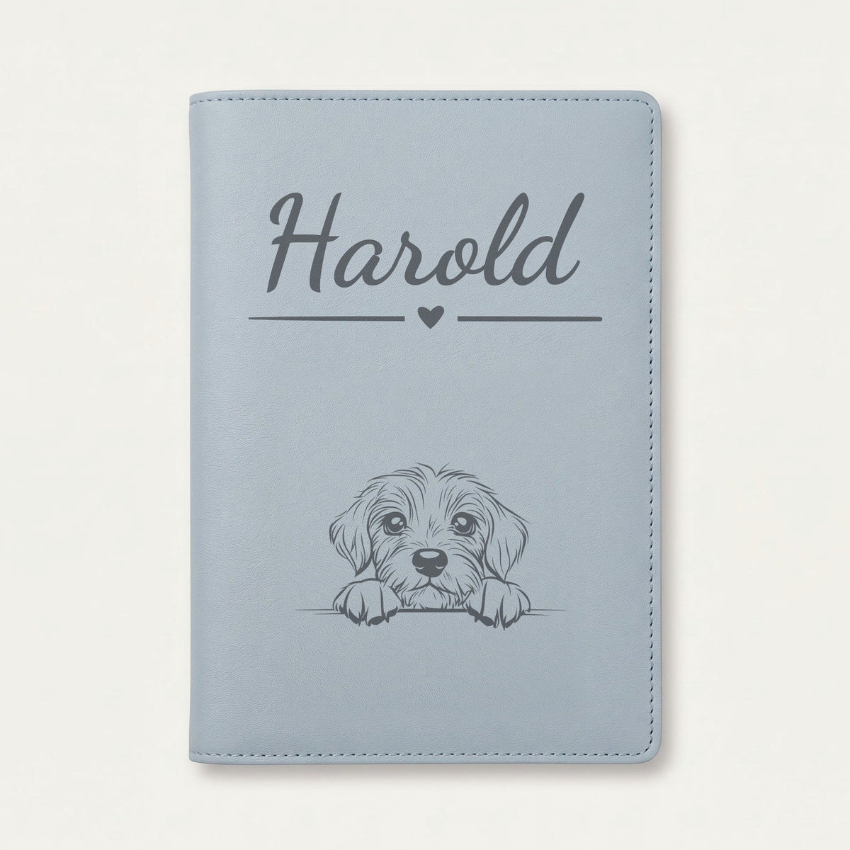 Protège carnet de santé chien personnalisé – Petit basset vendéen — Bleu nuage — Cœur — gravure « Harold »