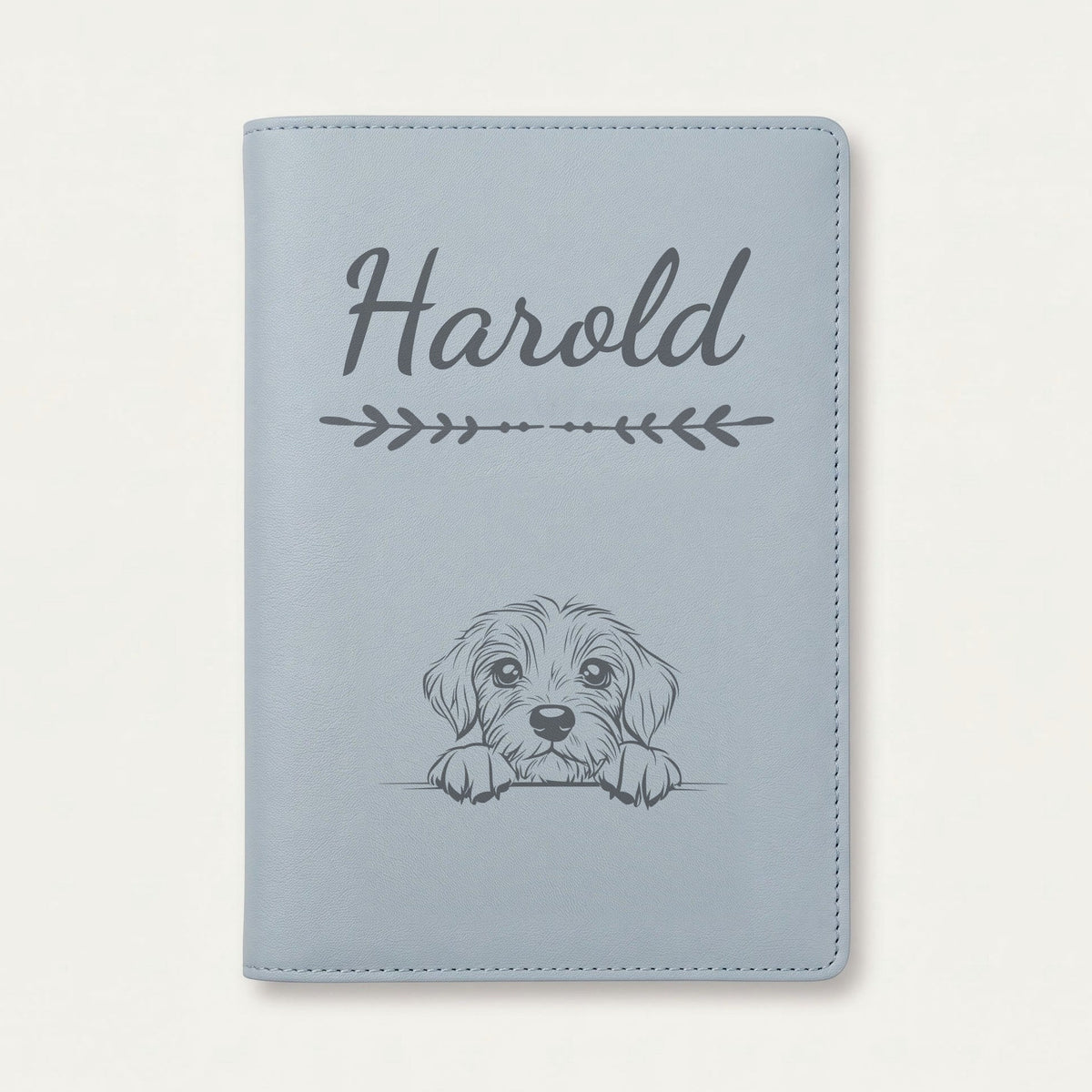 Protège carnet de santé chien personnalisé – Petit basset vendéen — Bleu nuage — Flèche — gravure « Harold »