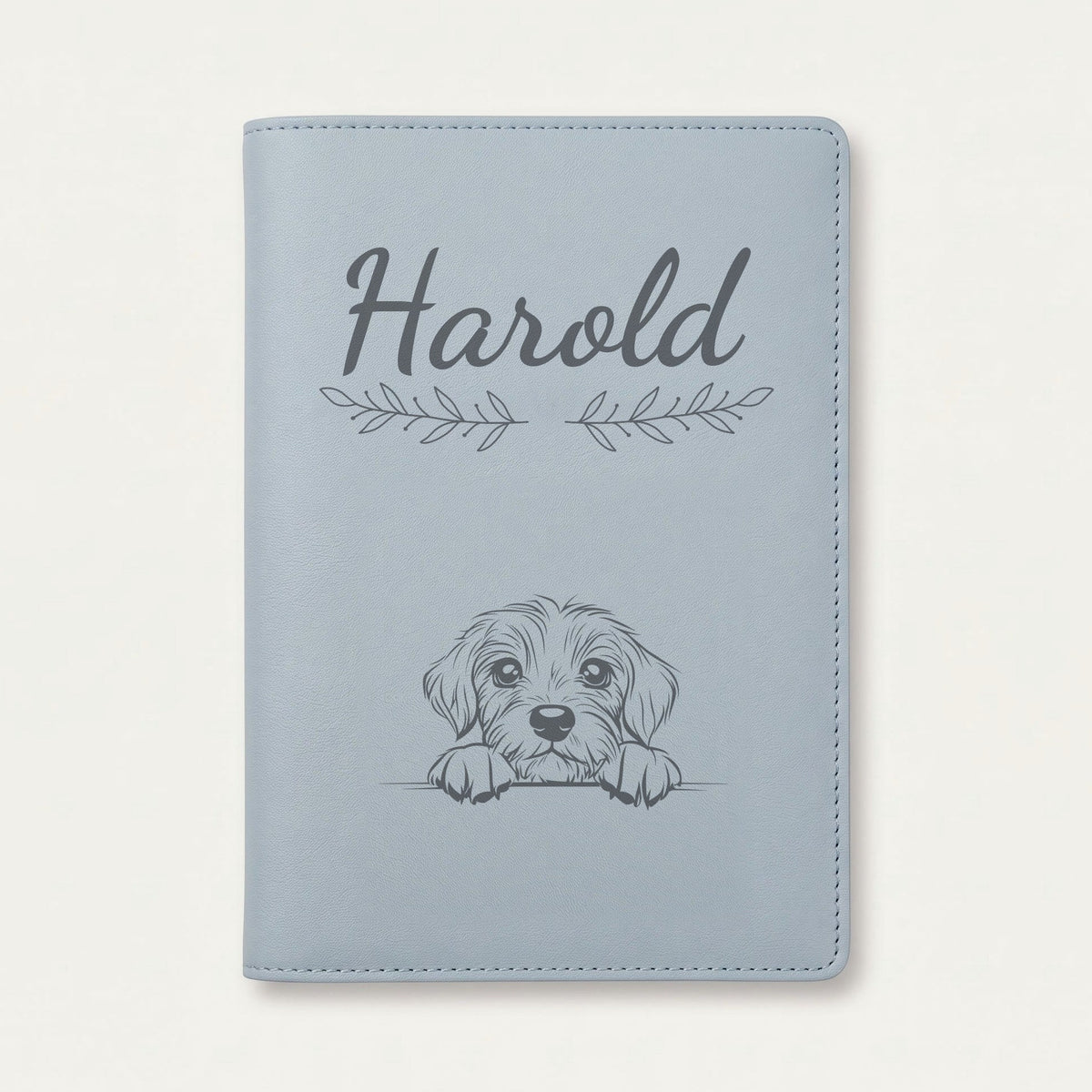 Protège carnet de santé chien personnalisé – Petit basset vendéen — Bleu nuage — Rameaux — gravure « Harold »