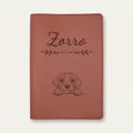 Protège carnet de santé chien personnalisé – Petit basset vendéen — Chocolat — Flèche — gravure « Zorro »
