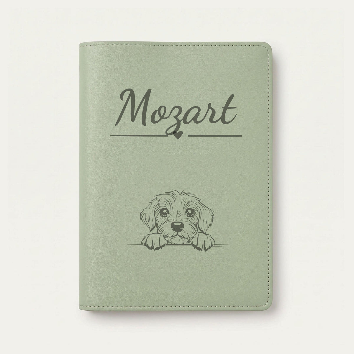 Protège carnet de santé chien personnalisé – Petit basset vendéen — Vert sauge — Cœur — gravure « Mozart »