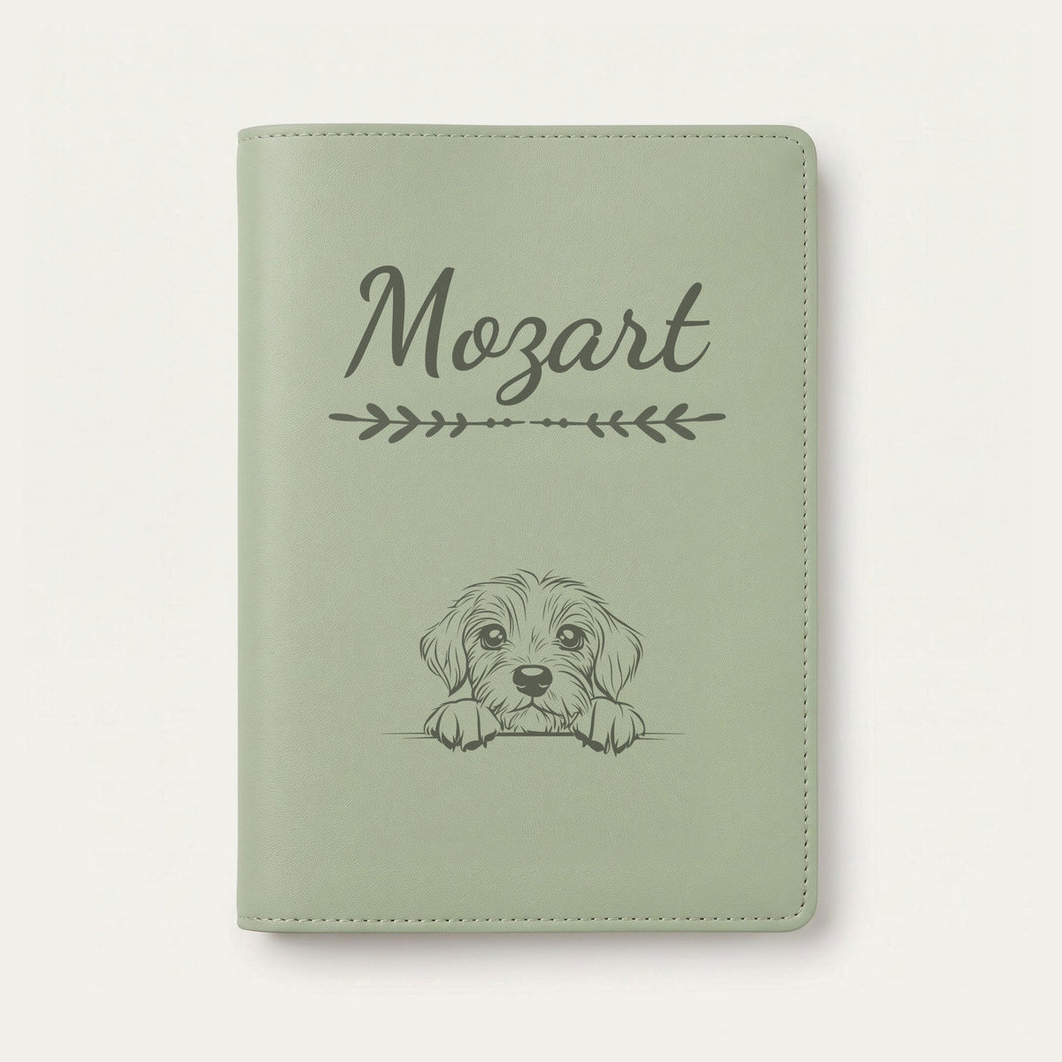 Protège carnet de santé chien personnalisé – Petit basset vendéen — Vert sauge — Flèche — gravure « Mozart »