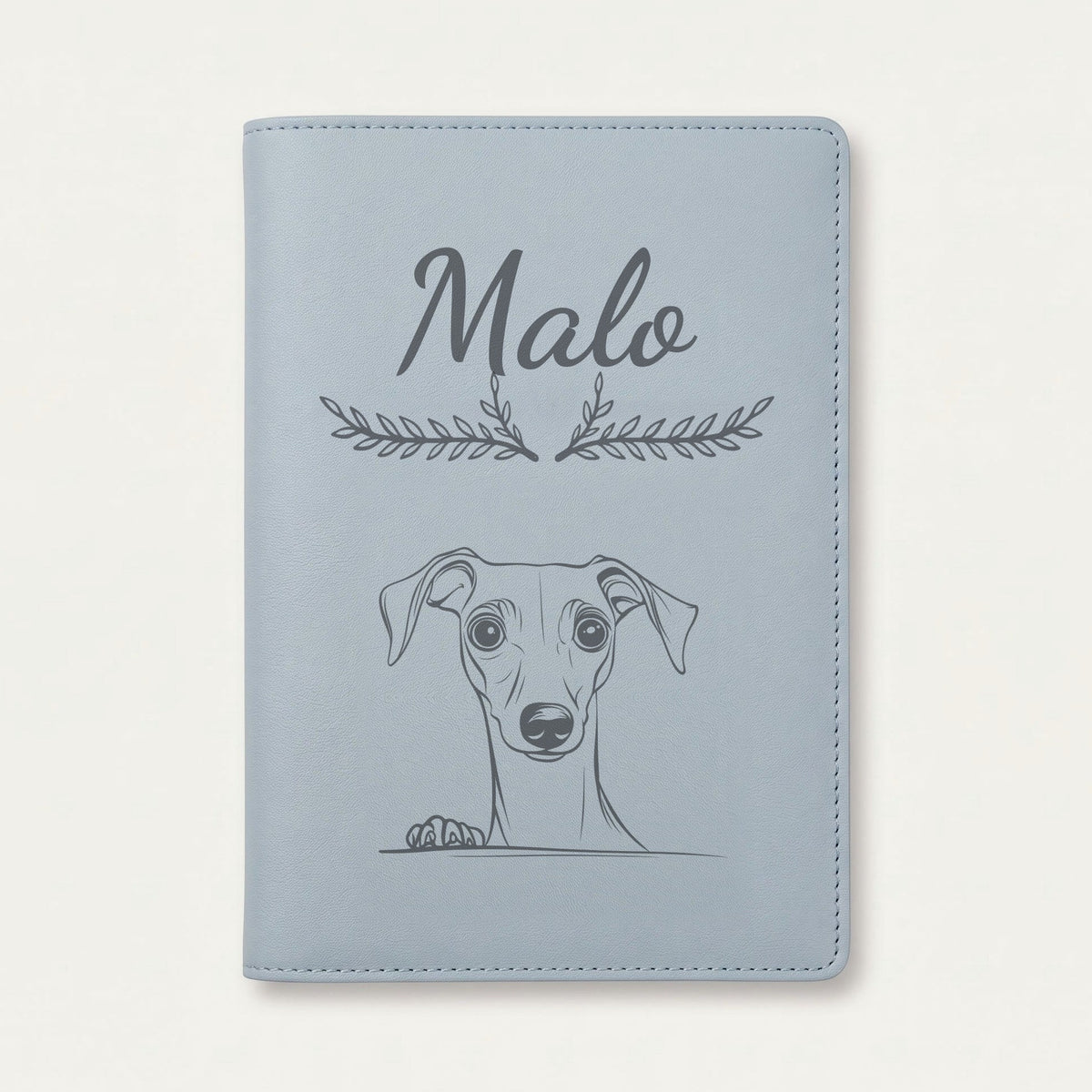 Protège carnet de santé chien personnalisé – Petit lévrier italien — Bleu nuage — Bouquet — gravure « Malo »