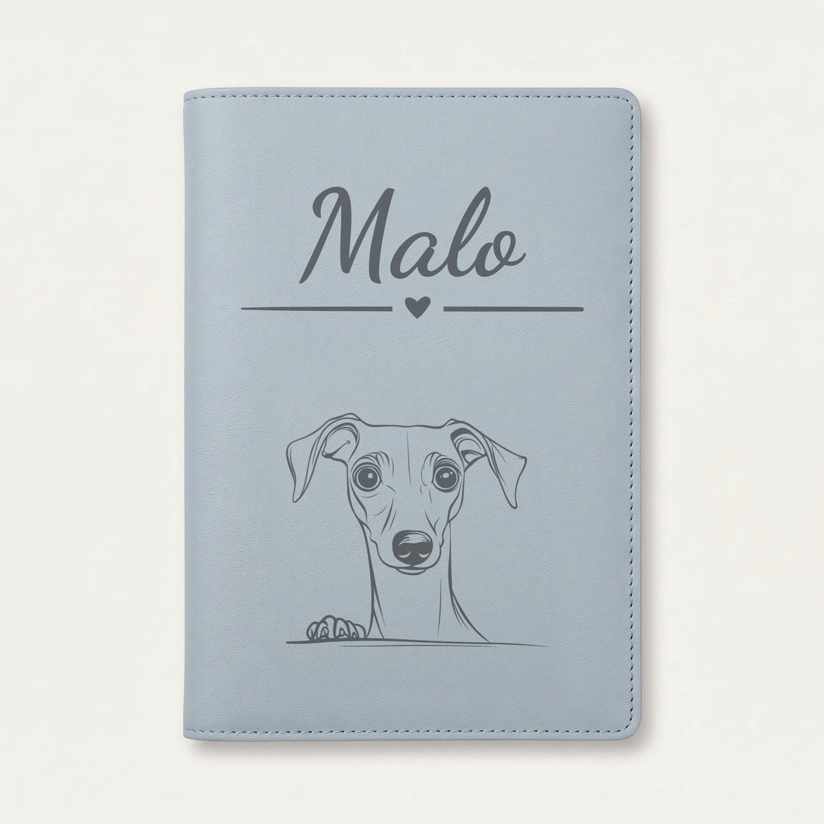 Protège carnet de santé chien personnalisé – Petit lévrier italien — Bleu nuage — Cœur — gravure « Malo »