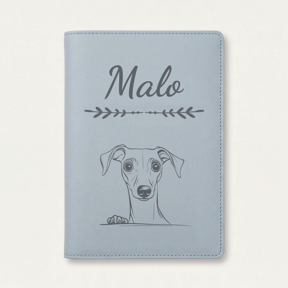 Protège carnet de santé chien personnalisé – Petit lévrier italien — Bleu nuage — Flèche — gravure « Malo »
