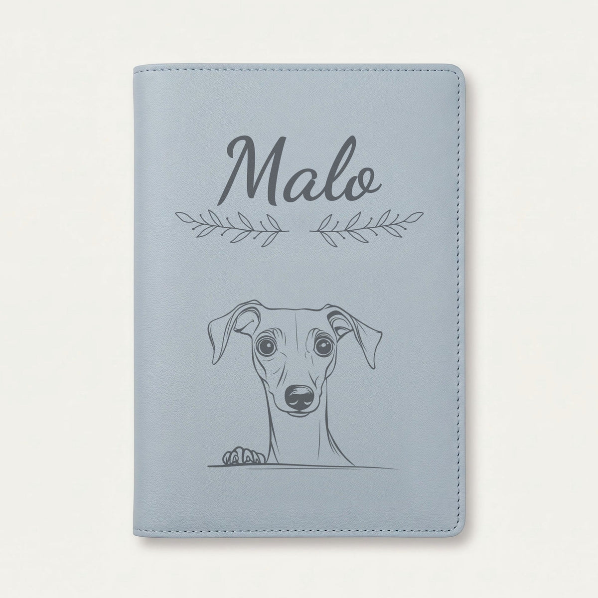 Protège carnet de santé chien personnalisé – Petit lévrier italien — Bleu nuage — Rameaux — gravure « Malo »