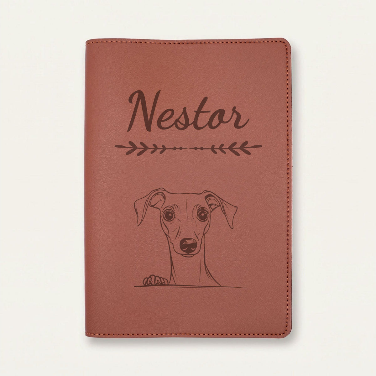 Protège carnet de santé chien personnalisé – Petit lévrier italien — Chocolat — Flèche — gravure « Nestor »