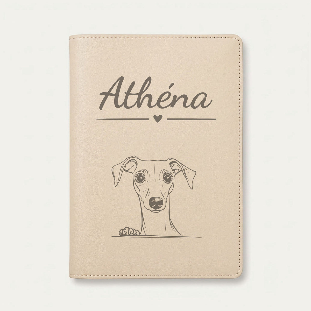 Protège carnet de santé chien personnalisé – Petit lévrier italien — Crème vanille — Cœur — gravure « Athéna »