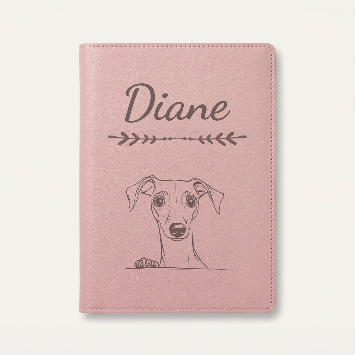 Protège carnet de santé chien personnalisé – Petit lévrier italien — Rose dragée — Flèche — gravure « Diane »