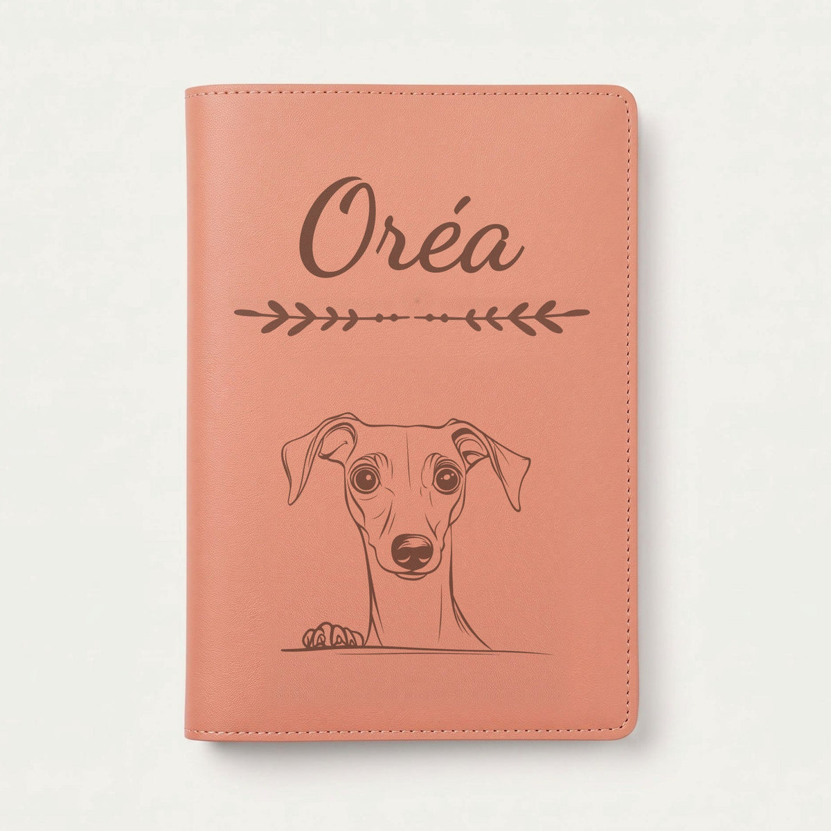 Protège carnet de santé chien personnalisé – Petit lévrier italien — Terracotta — Flèche — gravure « Oréa »