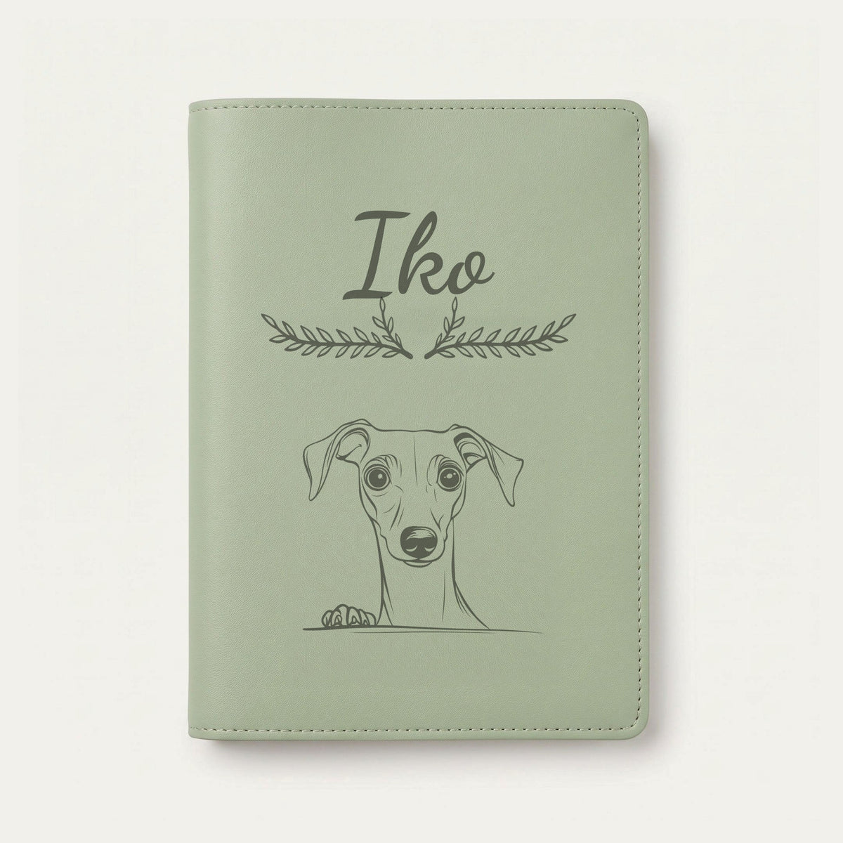 Protège carnet de santé chien personnalisé – Petit lévrier italien — Vert sauge — Bouquet — gravure « Iko »