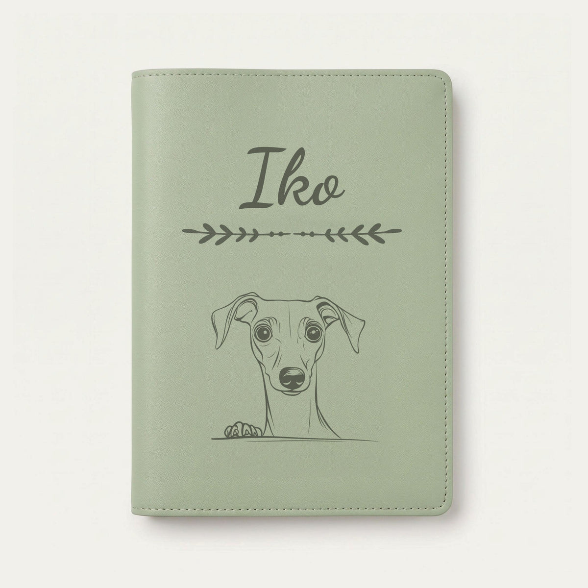 Protège carnet de santé chien personnalisé – Petit lévrier italien — Vert sauge — Flèche — gravure « Iko »