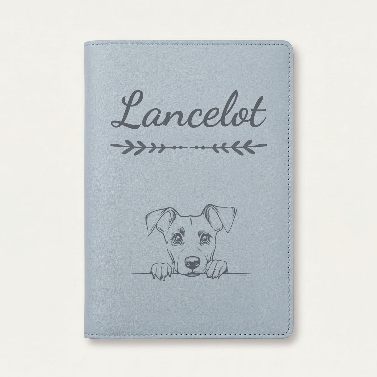 Protège carnet de santé chien personnalisé – Pinscher allemand — Bleu nuage — Flèche — gravure « Lancelot »
