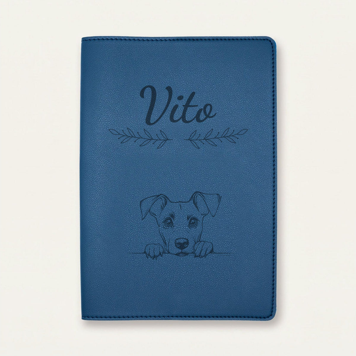 Protège carnet de santé chien personnalisé – Pinscher allemand — Bleu nuit — Rameaux — gravure « Vito »