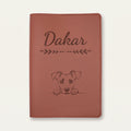 Protège carnet de santé chien personnalisé – Pinscher allemand — Chocolat — Flèche — gravure « Dakar »