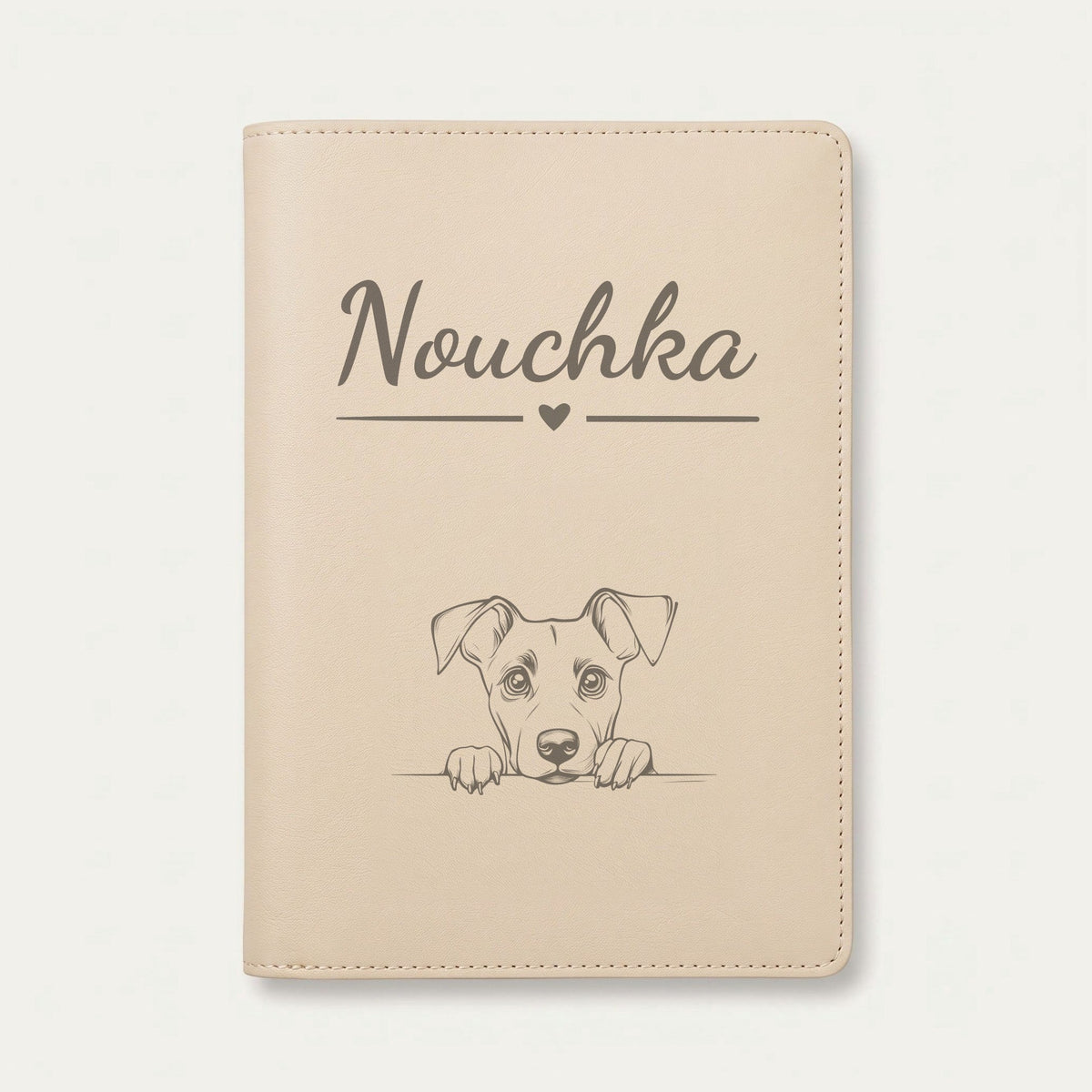 Protège carnet de santé chien personnalisé – Pinscher allemand — Crème vanille — Cœur — gravure « Nouchka »