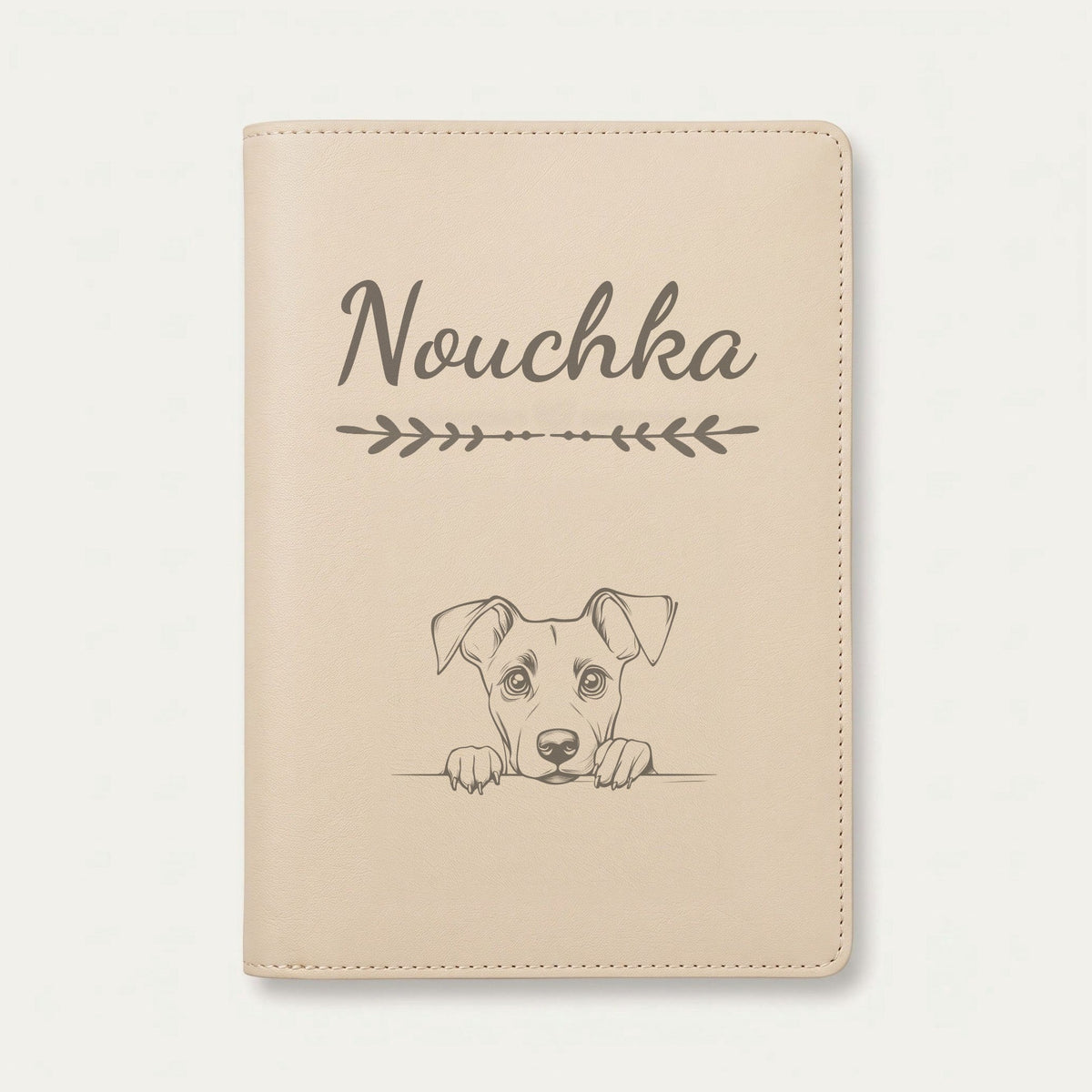 Protège carnet de santé chien personnalisé – Pinscher allemand — Crème vanille — Flèche — gravure « Nouchka »