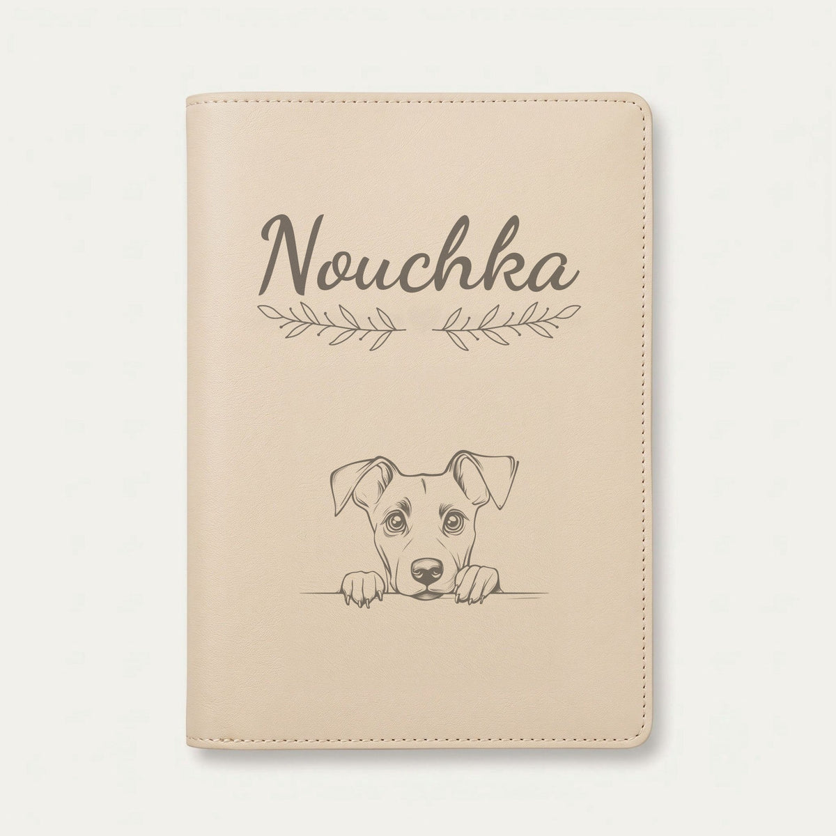 Protège carnet de santé chien personnalisé – Pinscher allemand — Crème vanille — Rameaux — gravure « Nouchka »