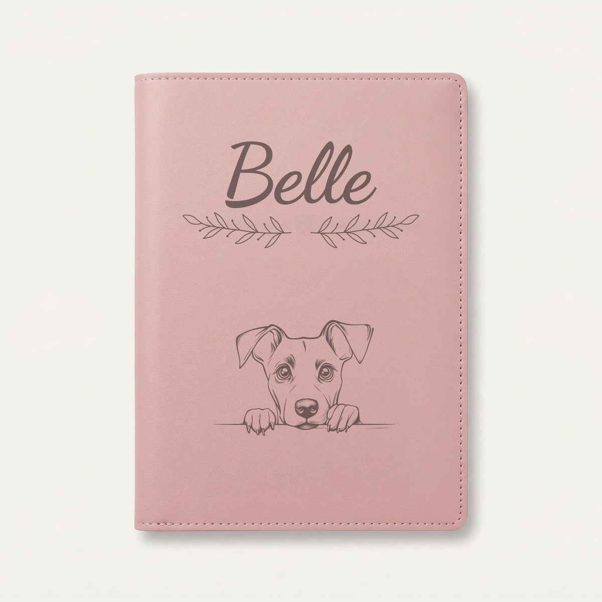 Protège carnet de santé chien personnalisé – Pinscher allemand — Rose dragée — Rameaux — gravure « Belle »